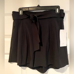 NEW Athleta Skyline II Shorts - women’s size 8.